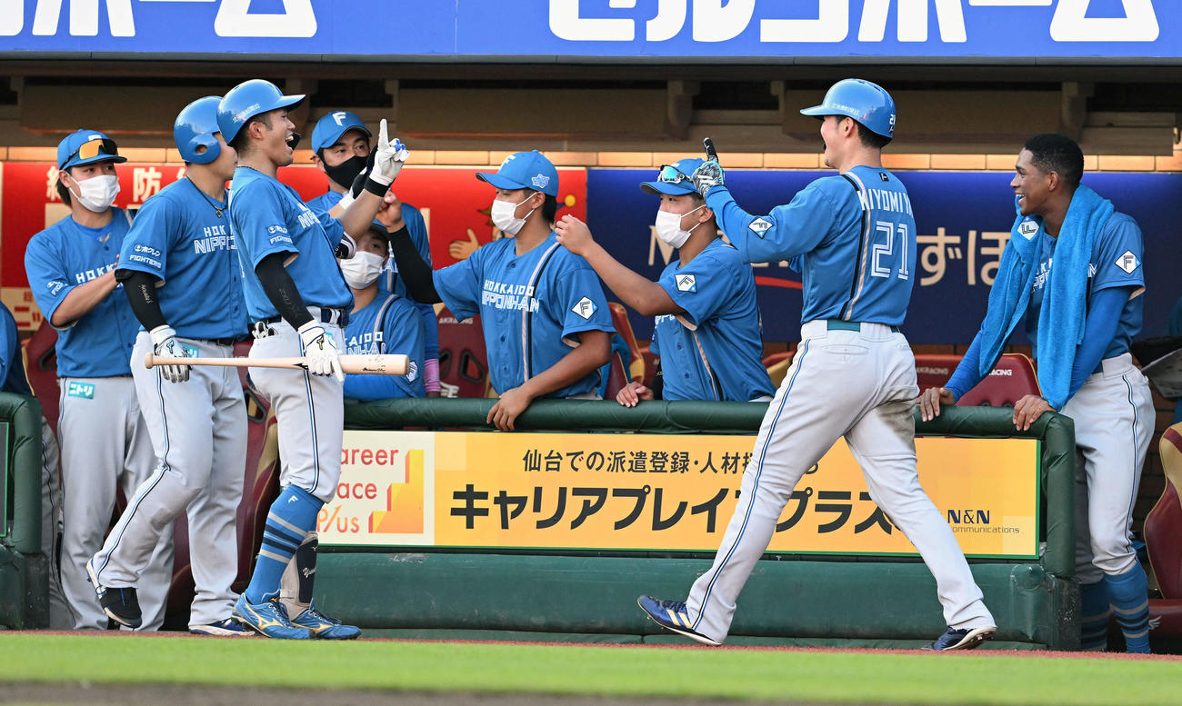 楽天対日本ハム　3回表日本ハム1死三塁、近藤の犠飛から生還した清宮（右から2人目）を迎えるナイン（撮影・滝沢徹郎）