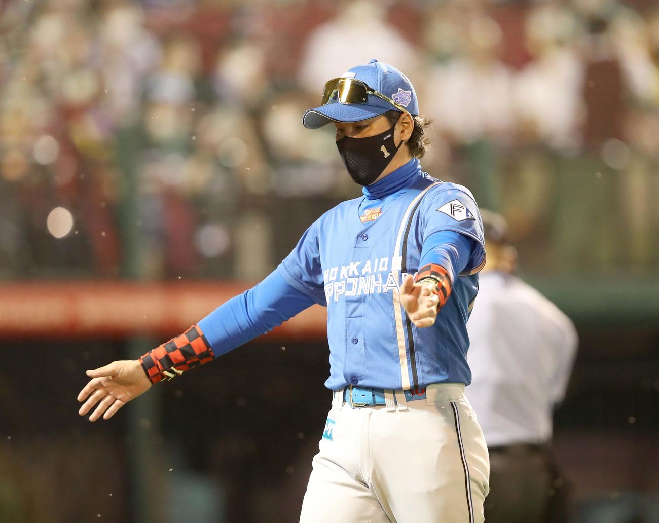 楽天対日本ハム　7回裏、投手交代を告げる新庄監督（撮影・黒川智章）