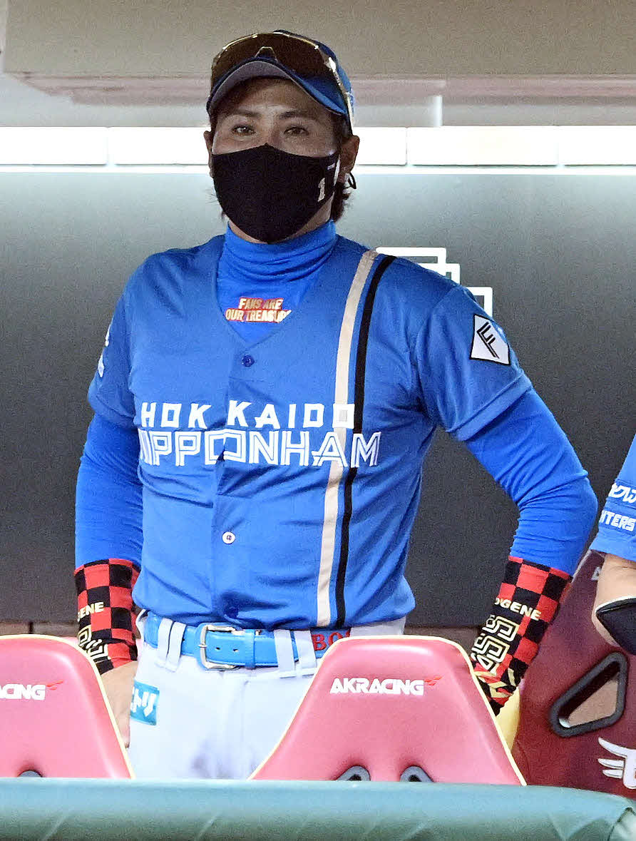 楽天対日本ハム　戦況を見守る日本ハム新庄監督（撮影・滝沢徹郎）