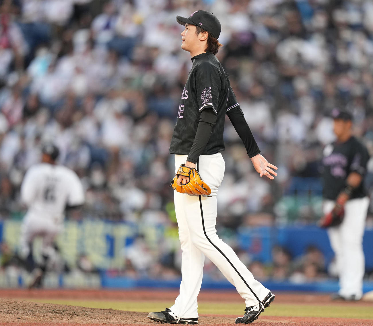 ロッテ対オリックス　3回表オリックス2死一、三塁、宗の打球を遊撃手エチェバリアがファンブルし三塁走者中川圭の生還を許し、顔をしかめる二木（撮影・鈴木みどり）