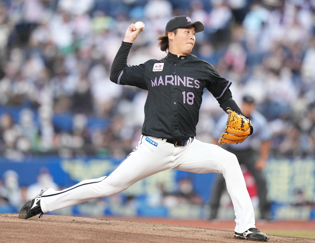 ロッテ対オリックス　先発し力投するロッテ二木（撮影・鈴木みどり）