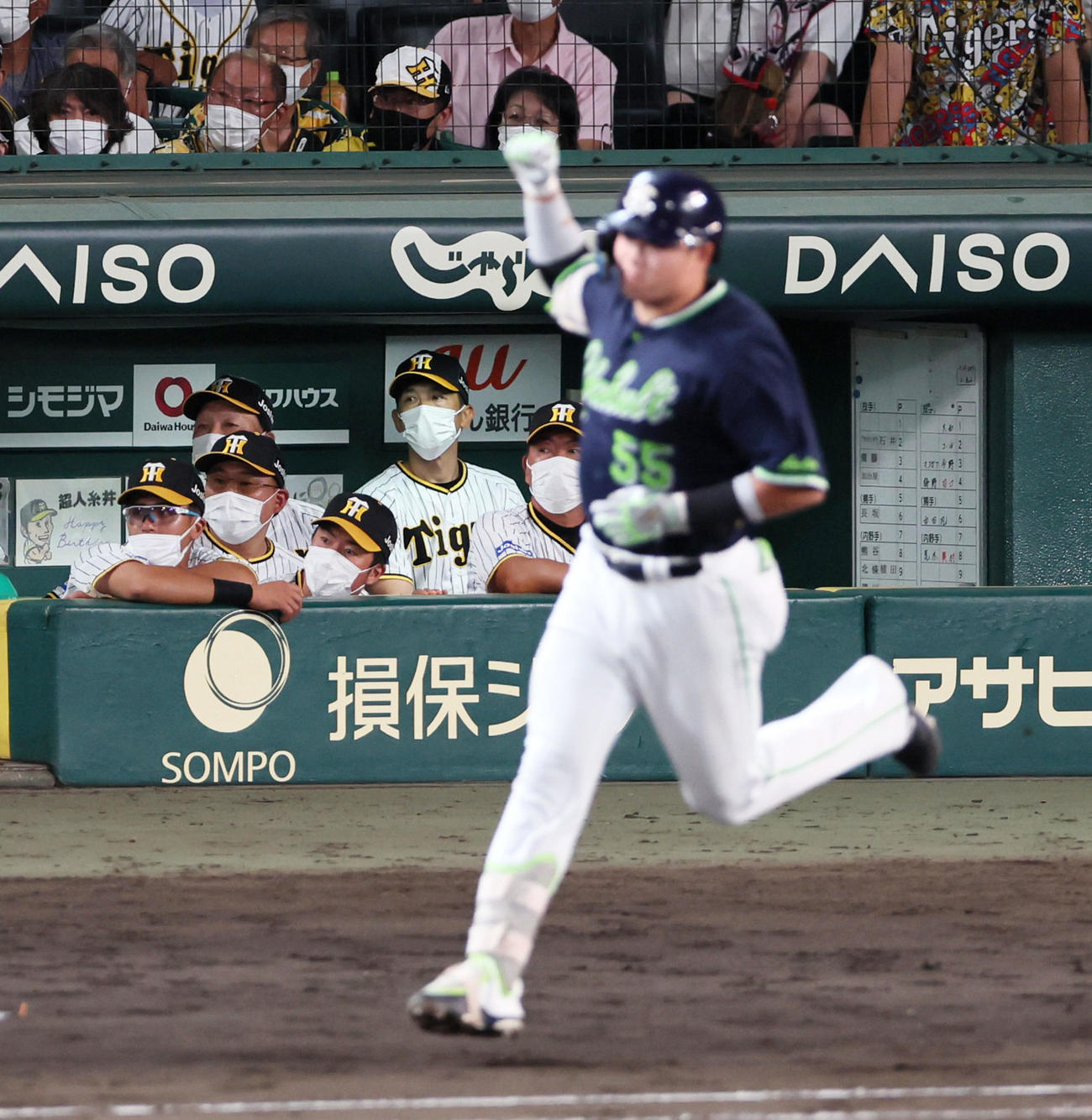 阪神対ヤクルト　9回表ヤクルト1死、村上の右越えソロ本塁打をベンチから見守る矢野監督（撮影・加藤哉）