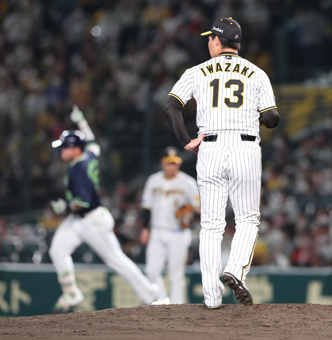 阪神対ヤクルト　9回表ヤクルト1死、岩崎（右）は村上に同点の右越え本塁打を浴びる（撮影・白石智彦）