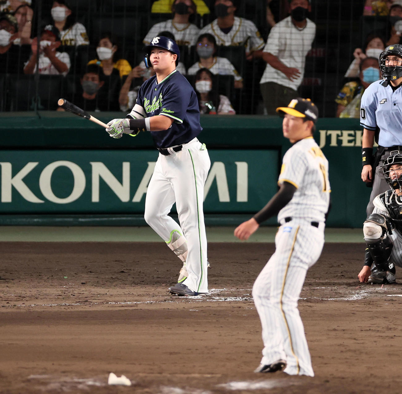 阪神対ヤクルト　9回表ヤクルト1死、村上は右越えソロ本塁打を放つ。投手岩崎（撮影・加藤哉）