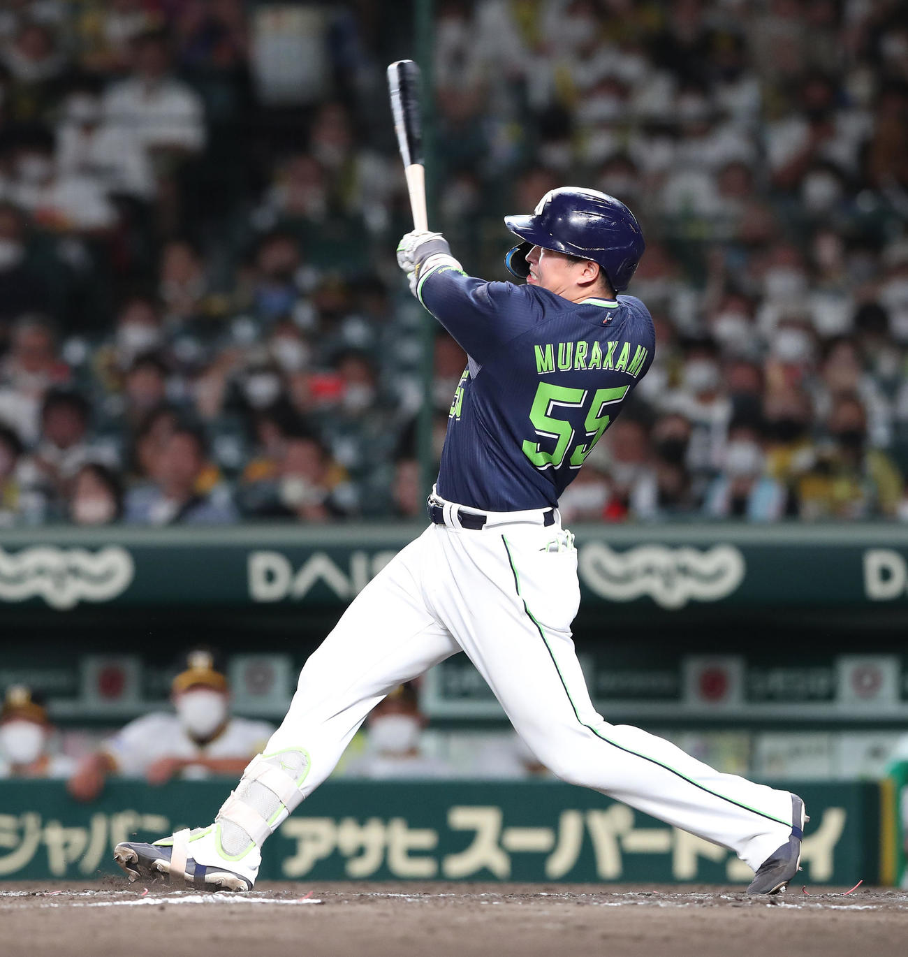 阪神対ヤクルト　9回表ヤクルト1死、村上宗隆は同点の右越え本塁打を放つ（撮影・白石智彦）