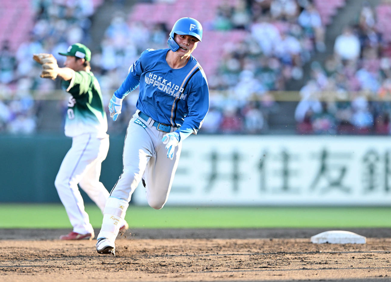 楽天対日本ハム　3回表日本ハム1死一、二塁、清宮は右中間へ2点適時三塁打を放ち二塁を回る（撮影・滝沢徹郎）