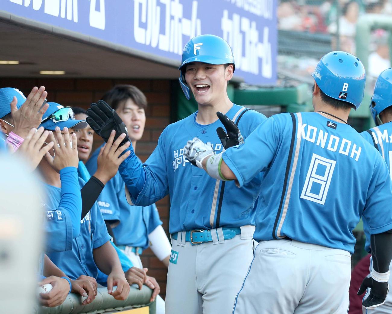 楽天対日本ハム　3回表、生還しナインに出迎えられる清宮（撮影・黒川智章）