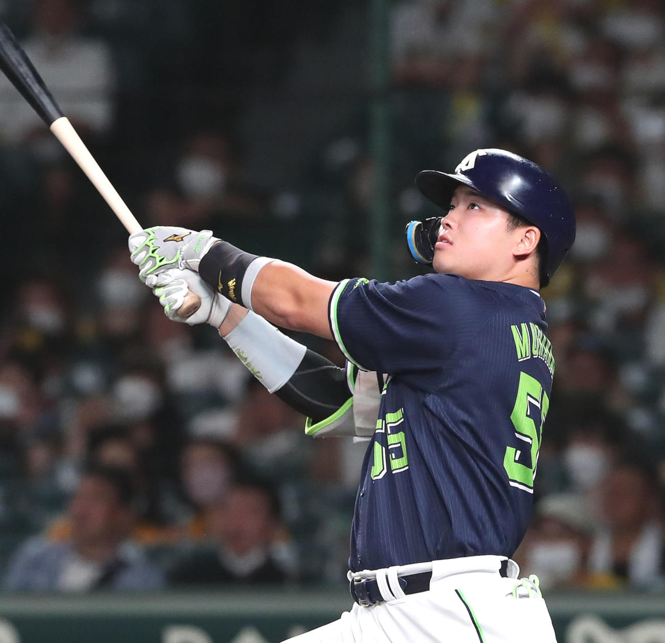 11回表ヤクルト2死一塁、村上は3打席連続の左越え2点本塁打を放つ（撮影・白石智彦）