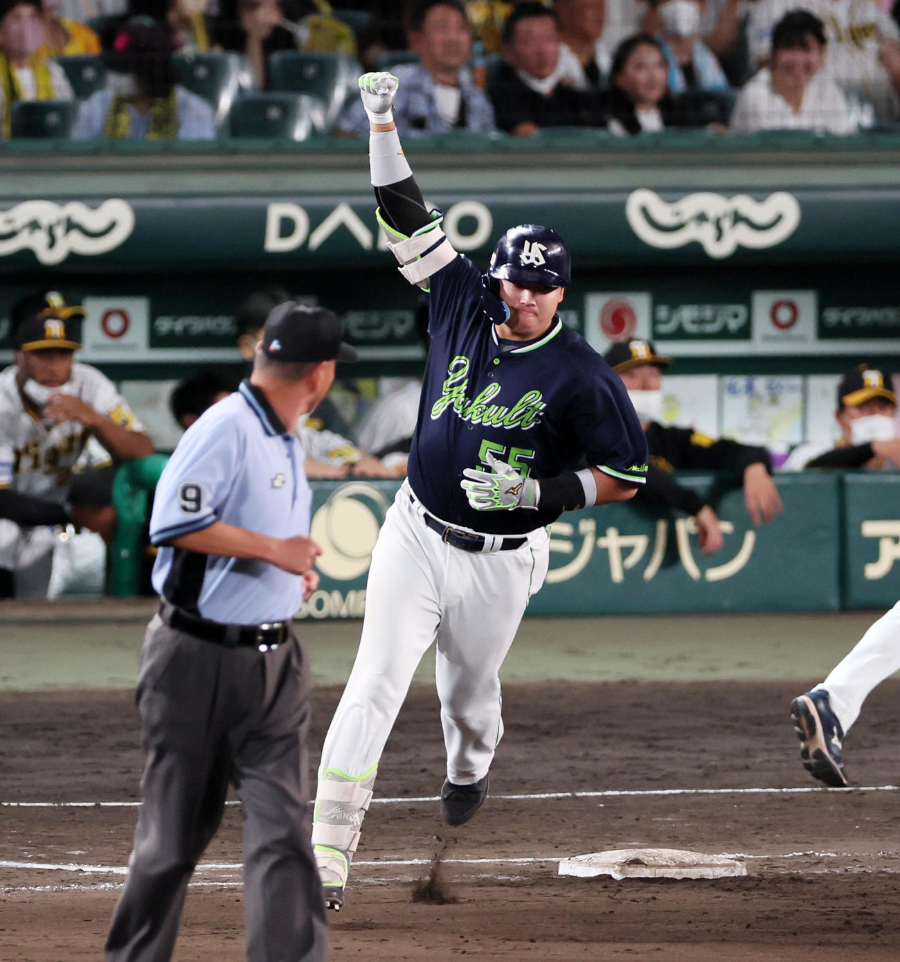 11回表ヤクルト2死一塁、左越え2点本塁打を放った村上はガッツポーズでダイヤモンドを1周する（撮影・加藤哉）