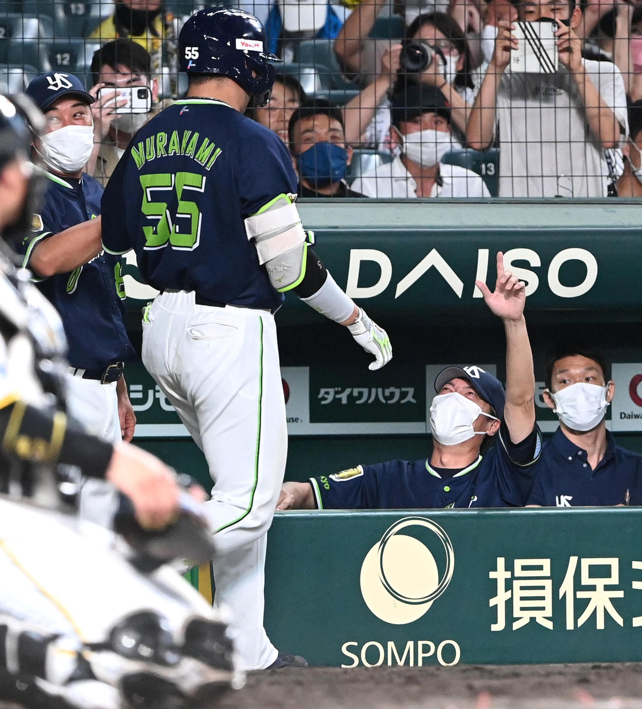 11回表ヤクルト2死一塁、勝ち越しの左越え2点本塁打を放った村上（左）を迎える高津監督（撮影・前岡正明）