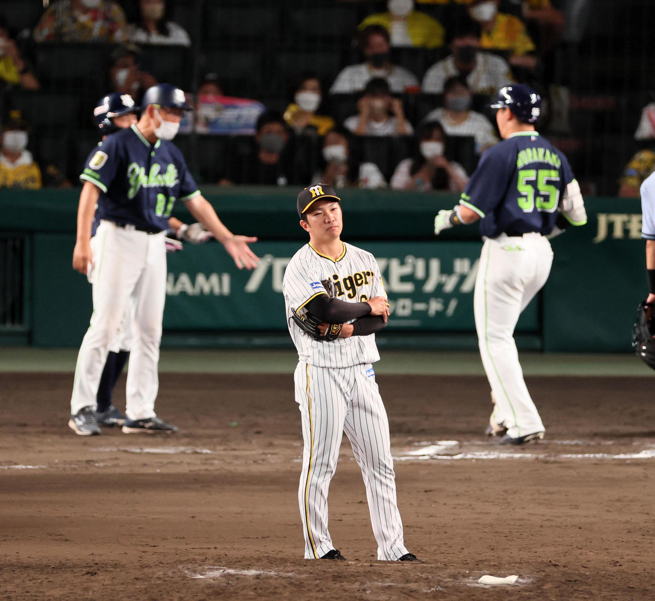 阪神対ヤクルト　11回表ヤクルト2死一塁、石井は村上に左越え2点本塁打を被弾（撮影・加藤哉）
