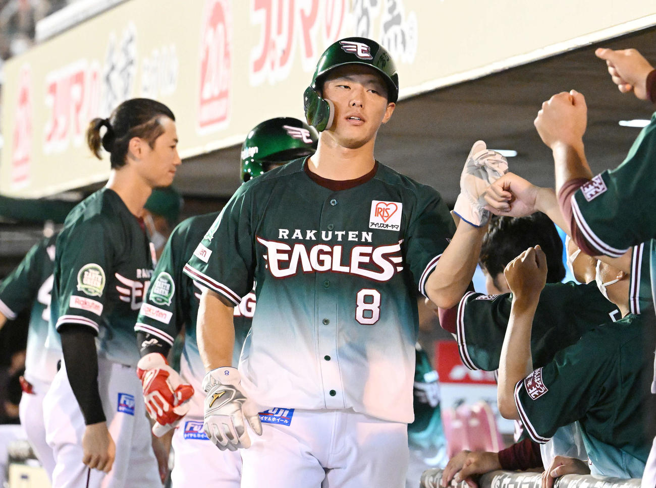 楽天対日本ハム　7回裏楽天2死一、二塁、茂木の2点適時二塁打から生還しチームメートとタッチを交わす一走辰己（撮影・滝沢徹郎）