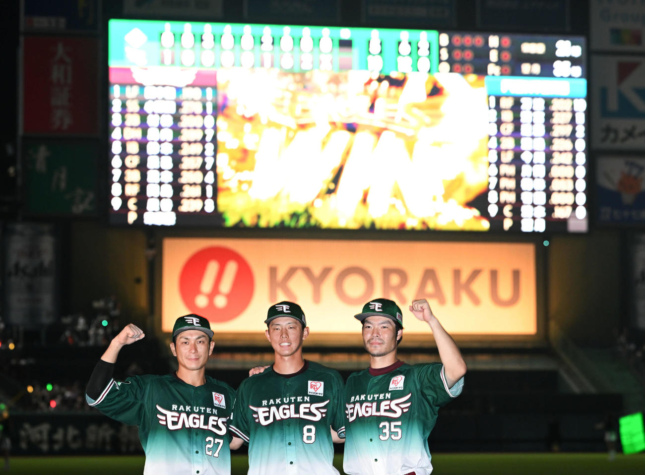 楽天対日本ハム　ヒーローインタビューを終えポーズを決める楽天の、左から岡島、辰己、島内（撮影・滝沢徹郎）