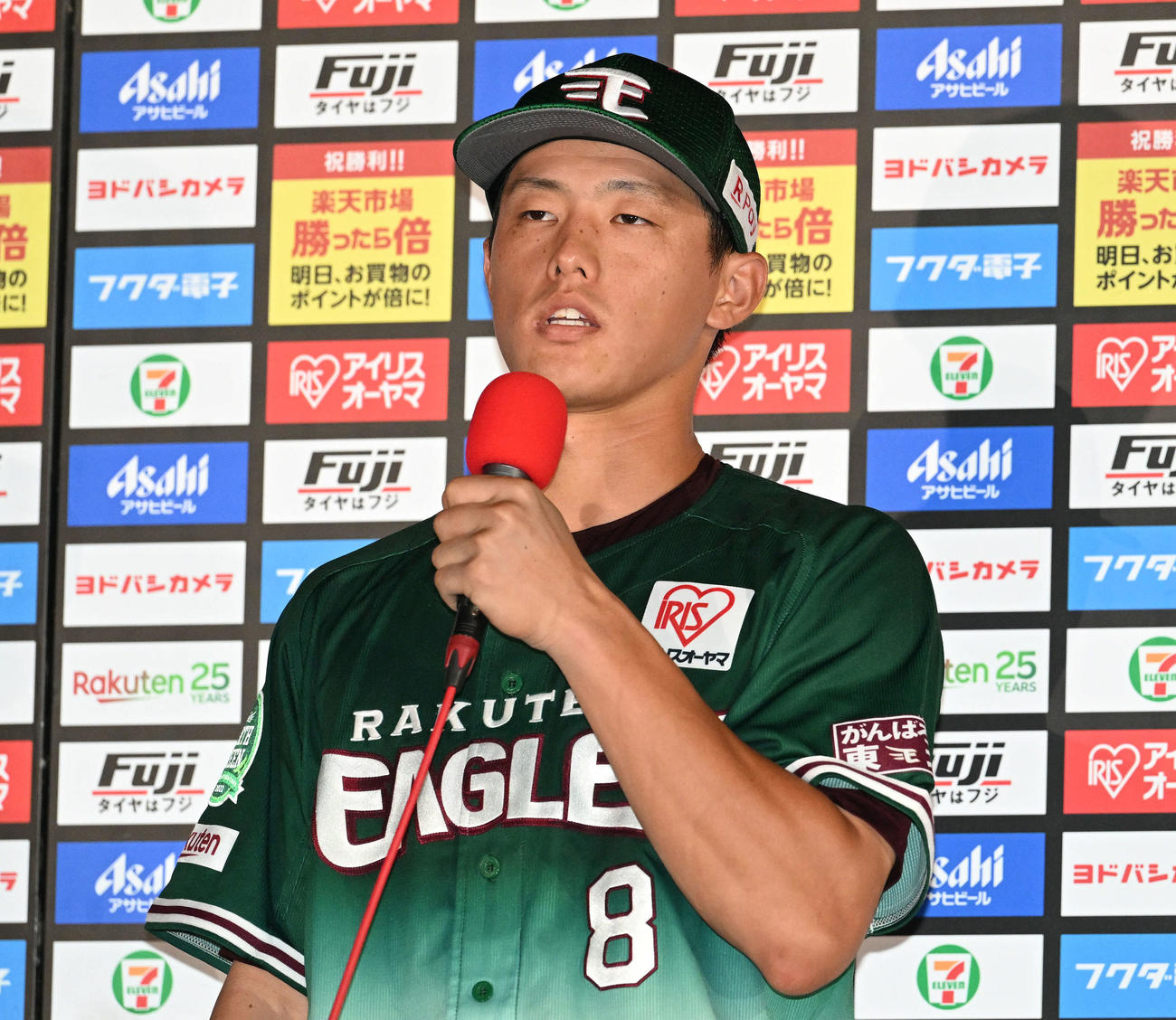 楽天対日本ハム　ヒーローインタビューを受ける楽天辰己（撮影・滝沢徹郎）