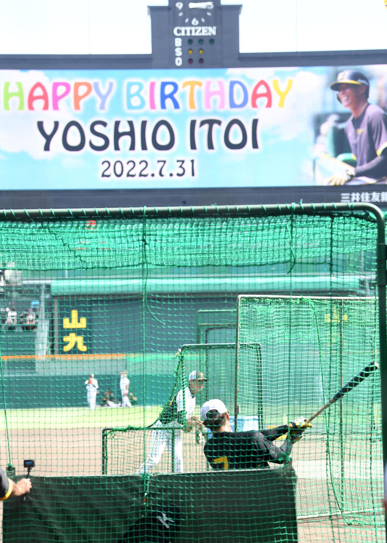 阪神対ヤクルト　HAPPYBIRTHDAY YOSHI0 ITOIとビジョンに表示される中、打撃練習を行う糸井（撮影・前岡正明）