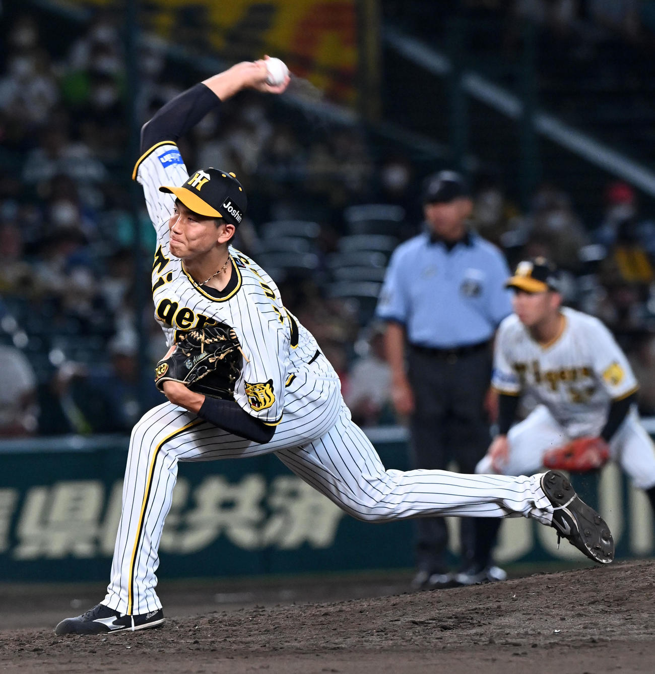 阪神対ヤクルト　阪神4番手の湯浅（撮影・前岡正明）