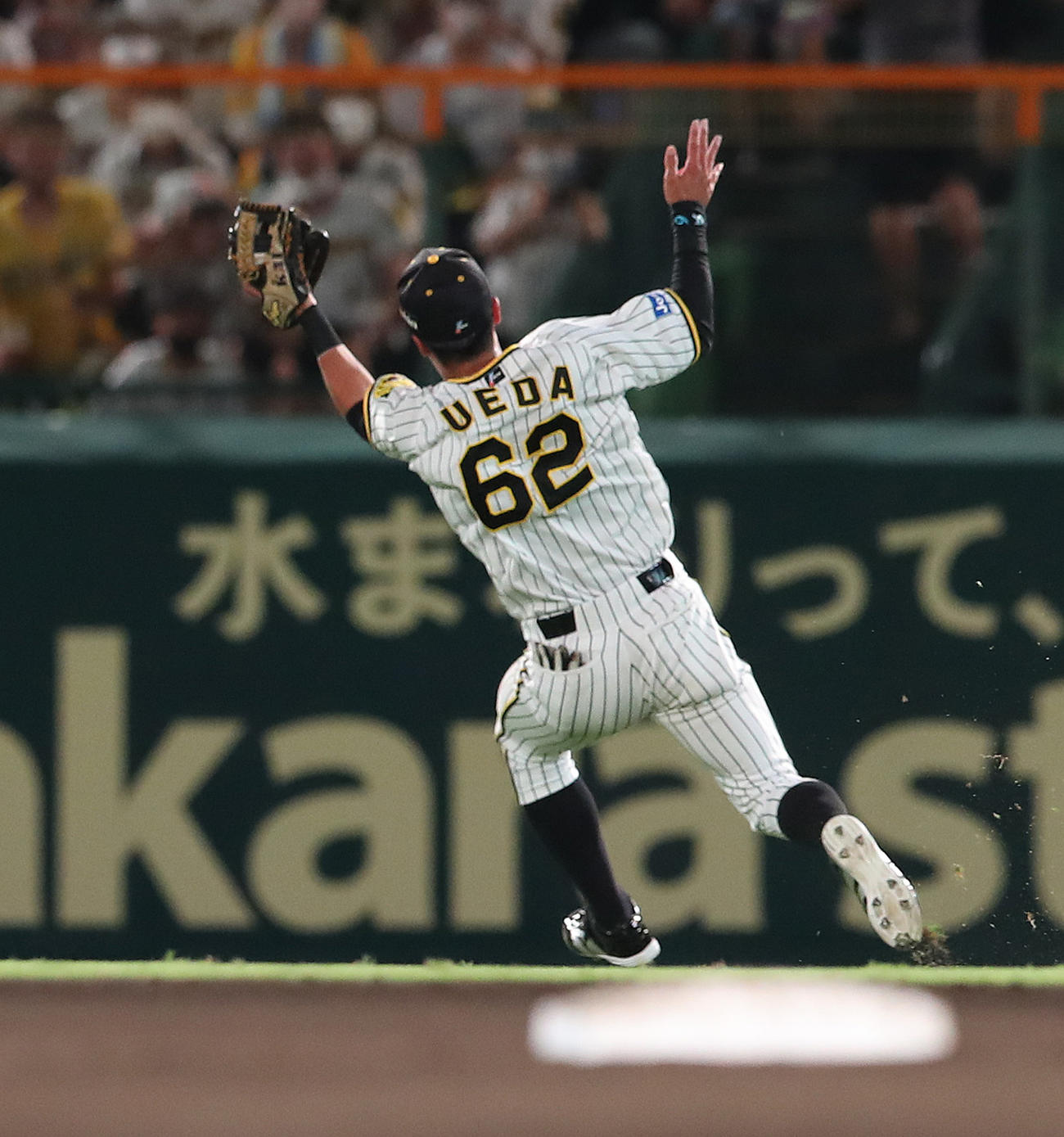 阪神対ヤクルト　10回表1死、長岡の打球を背面キャッチする植田（撮影・白石智彦）
