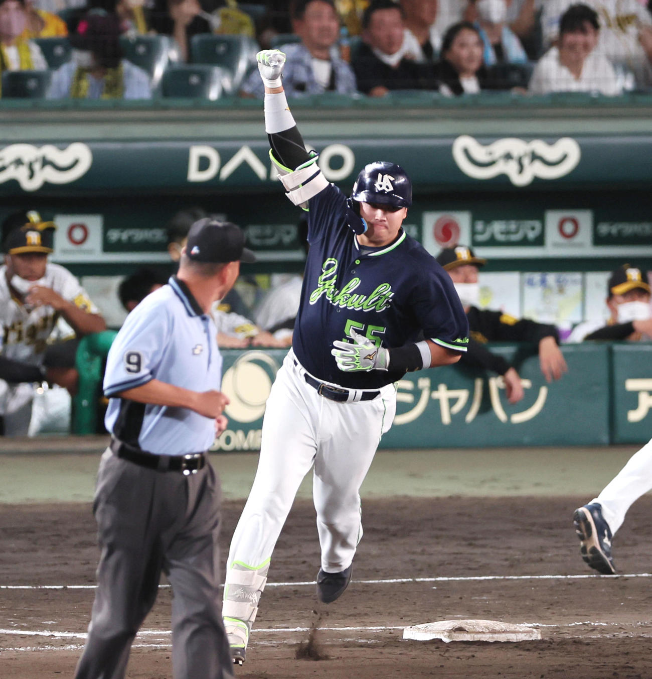 11回表ヤクルト2死一塁、左越え2点本塁打を放った村上はガッツポーズでダイヤモンドを1周する（撮影・加藤哉）