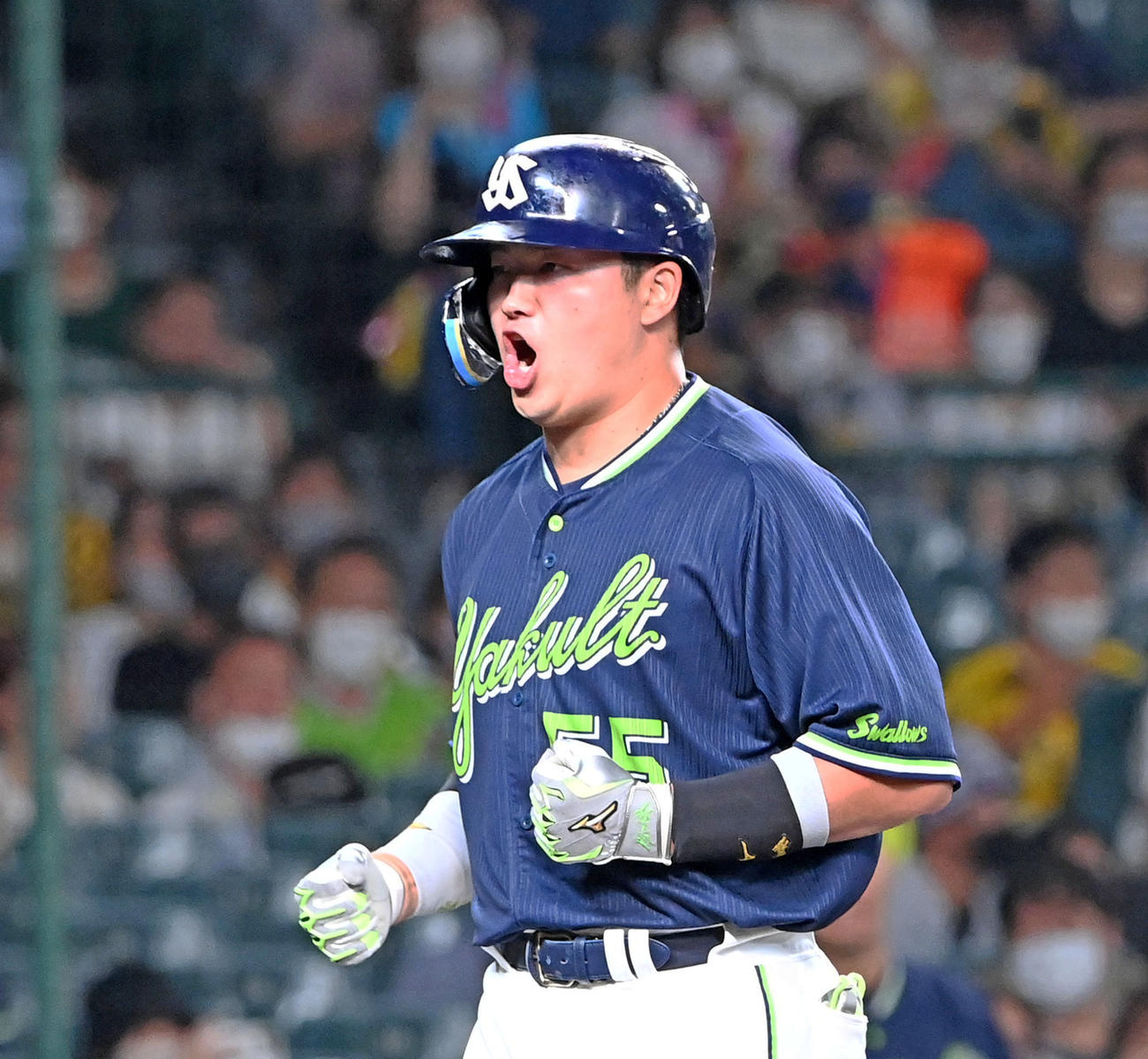 11回表ヤクルト2死一塁、勝ち越し2ランを放った村上は雄たけびを上げながらホームイン（撮影・前岡正明）