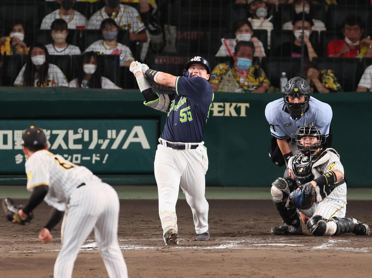 11回表ヤクルト2死一塁、村上は左越え2点本塁打を放つ。投手は石井（撮影・加藤哉）