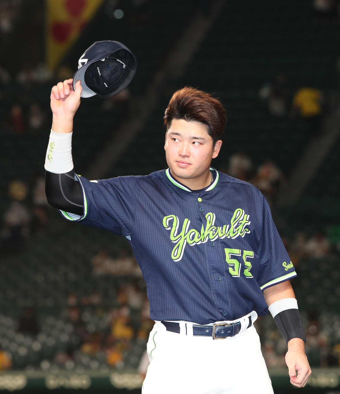 阪神対ヤクルト　ヒーローインタビュー後、ファンに感謝する村上（撮影・白石智彦）