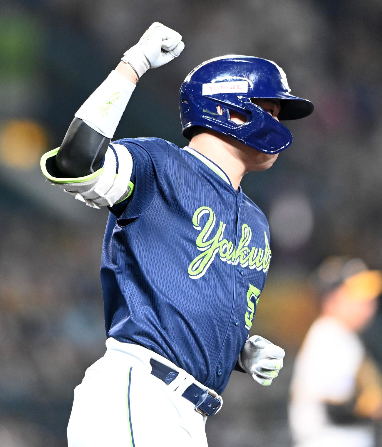 阪神対ヤクルト　9回表ヤクルト1死、村上は右越え同点本塁打を放ちガッツポーズ（撮影・前岡正明）