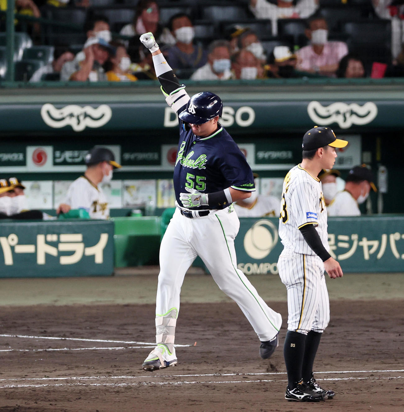 阪神対ヤクルト　11回表ヤクルト2死一塁、村上は左越え2点本塁打を放ちガッツポーズでダイヤモンドを1周する（撮影・加藤哉）