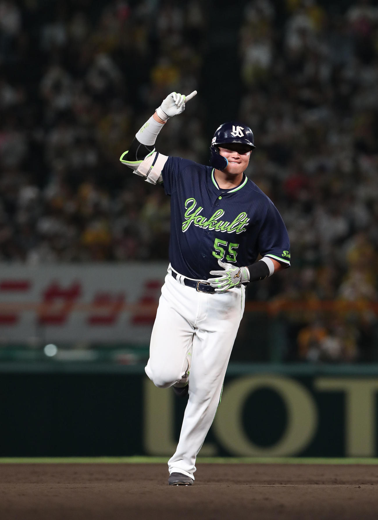 22年7月31日、3打席連続本塁打を放ち人さし指を立てて喜ぶヤクルト村上宗隆