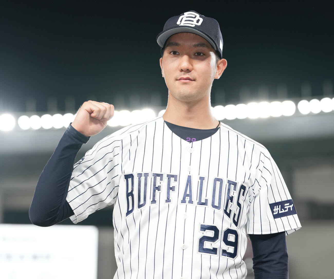 ロッテ対オリックス　8回2失点で勝利投手のオリックス田嶋は記念撮影（撮影・鈴木みどり）