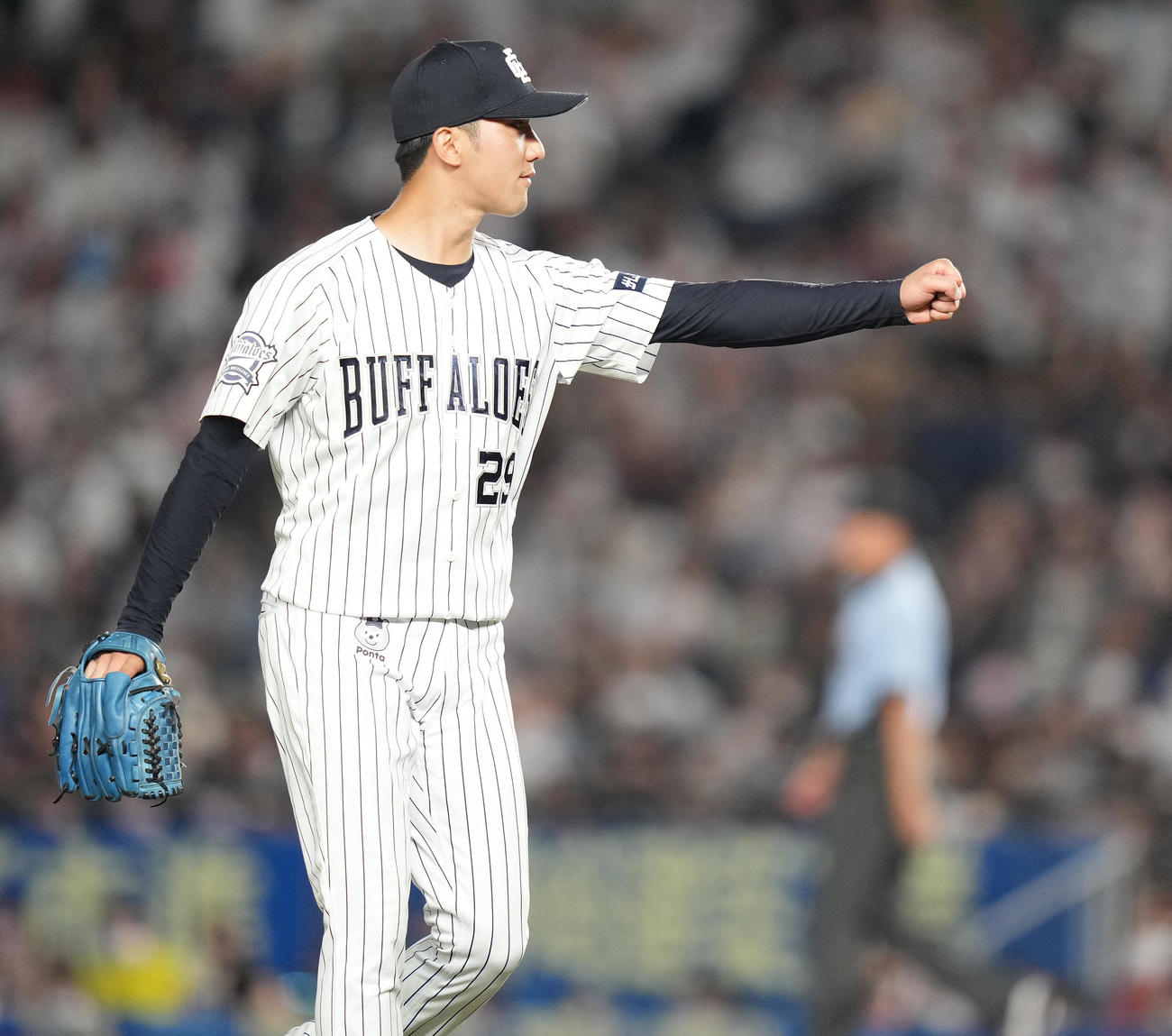 ロッテ対オリックス　7回表を終え、笑顔でベンチへ戻るオリックス田嶋（撮影・鈴木みどり）