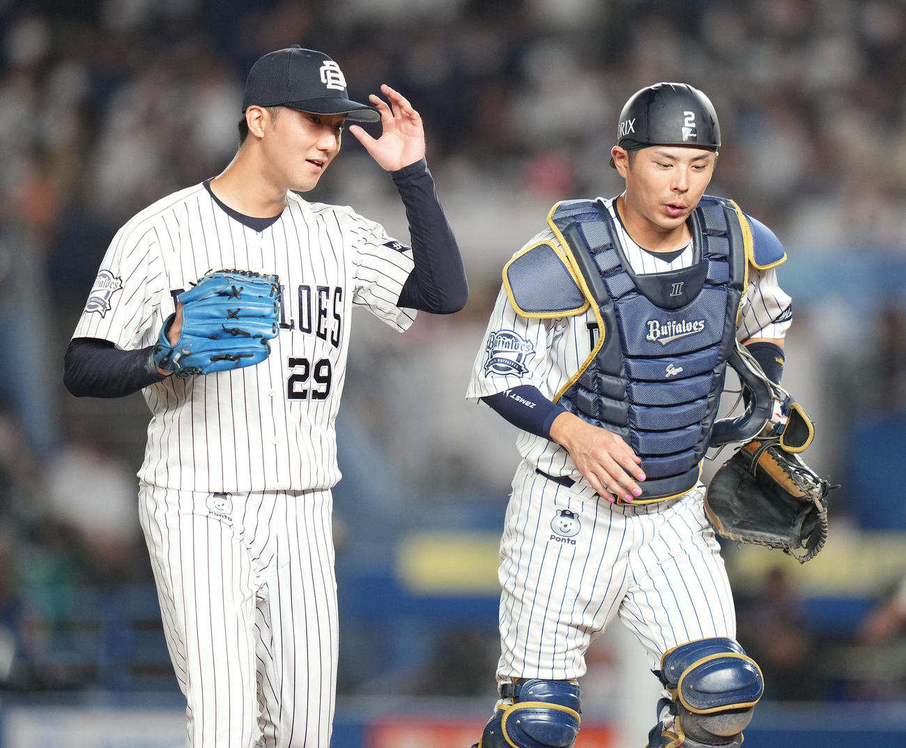 ロッテ対オリックス　8回裏を終え、笑顔でベンチへ戻るオリックス田嶋（左）と若月（撮影・鈴木みどり）