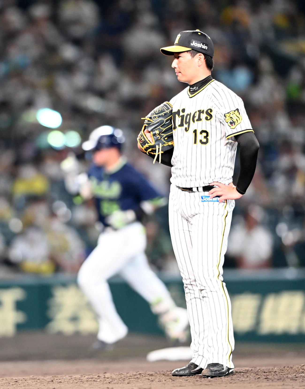 9回表ヤクルト1死、村上に右越え同点本塁打を打たれがっくりする岩崎（撮影・前岡正明）