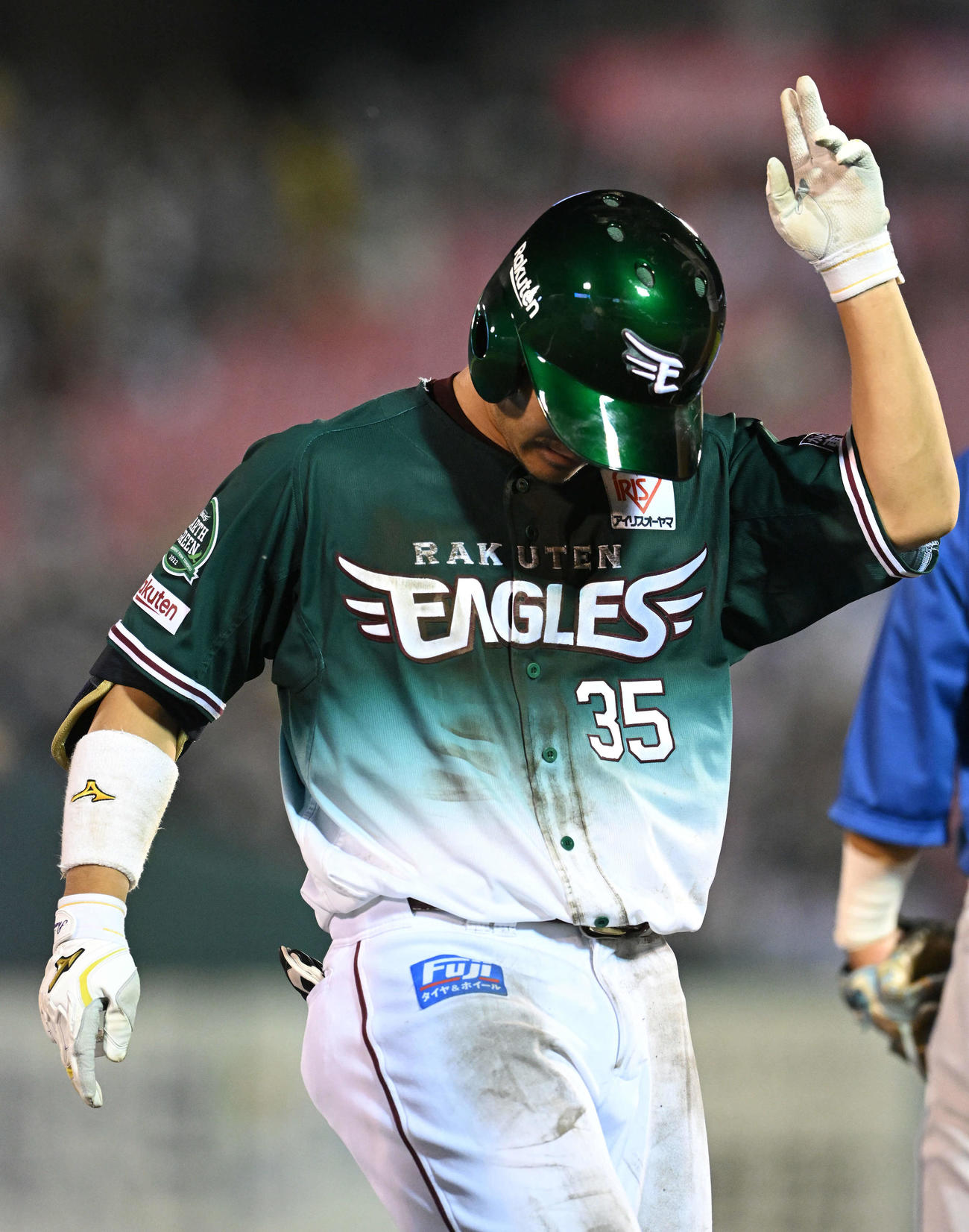 楽天対日本ハム　7回裏楽天2死一、二塁、2点適時三塁打を放った島内はベンチへ向かいポーズを決める（撮影・滝沢徹郎）