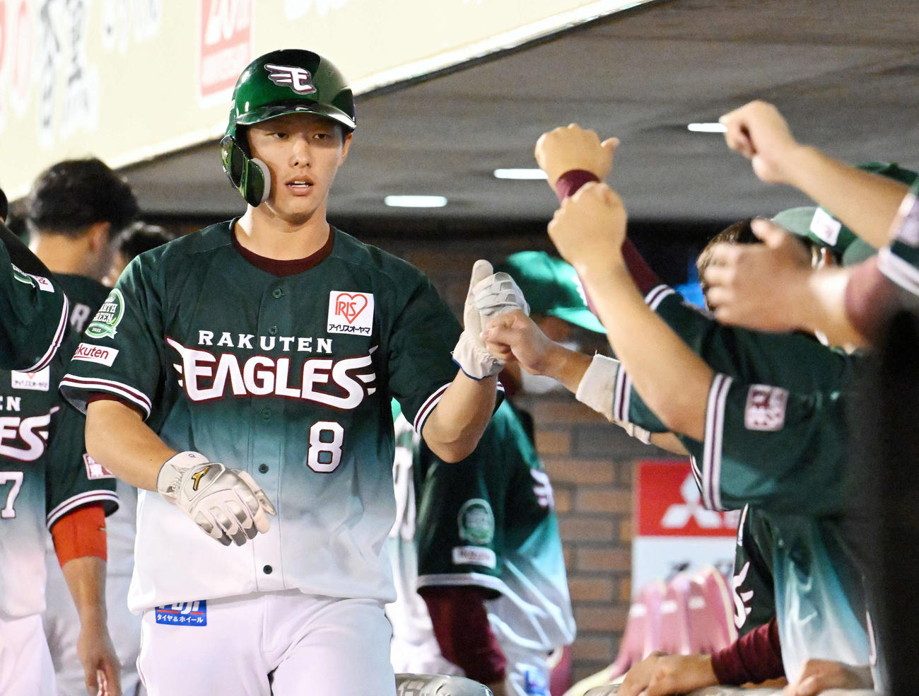 楽天対日本ハム　7回裏楽天2死一、二塁、茂木の2点適時二塁打から生還しチームメートとタッチを交わす一走辰己（撮影・滝沢徹郎）