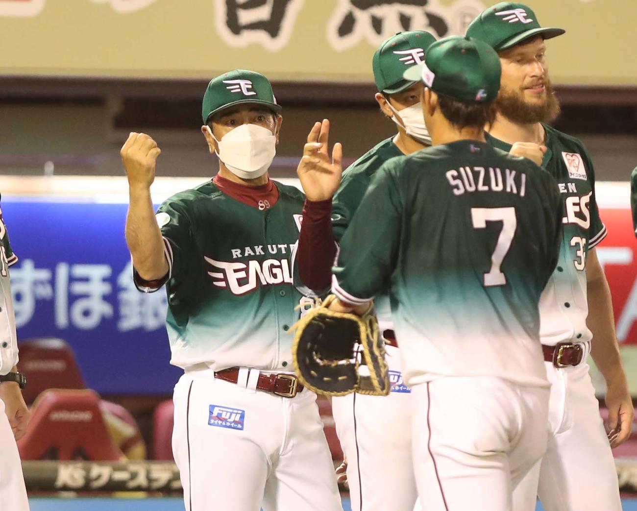 楽天対日本ハム　試合後、ナインを出迎える真喜志監督代行（撮影・黒川智章）