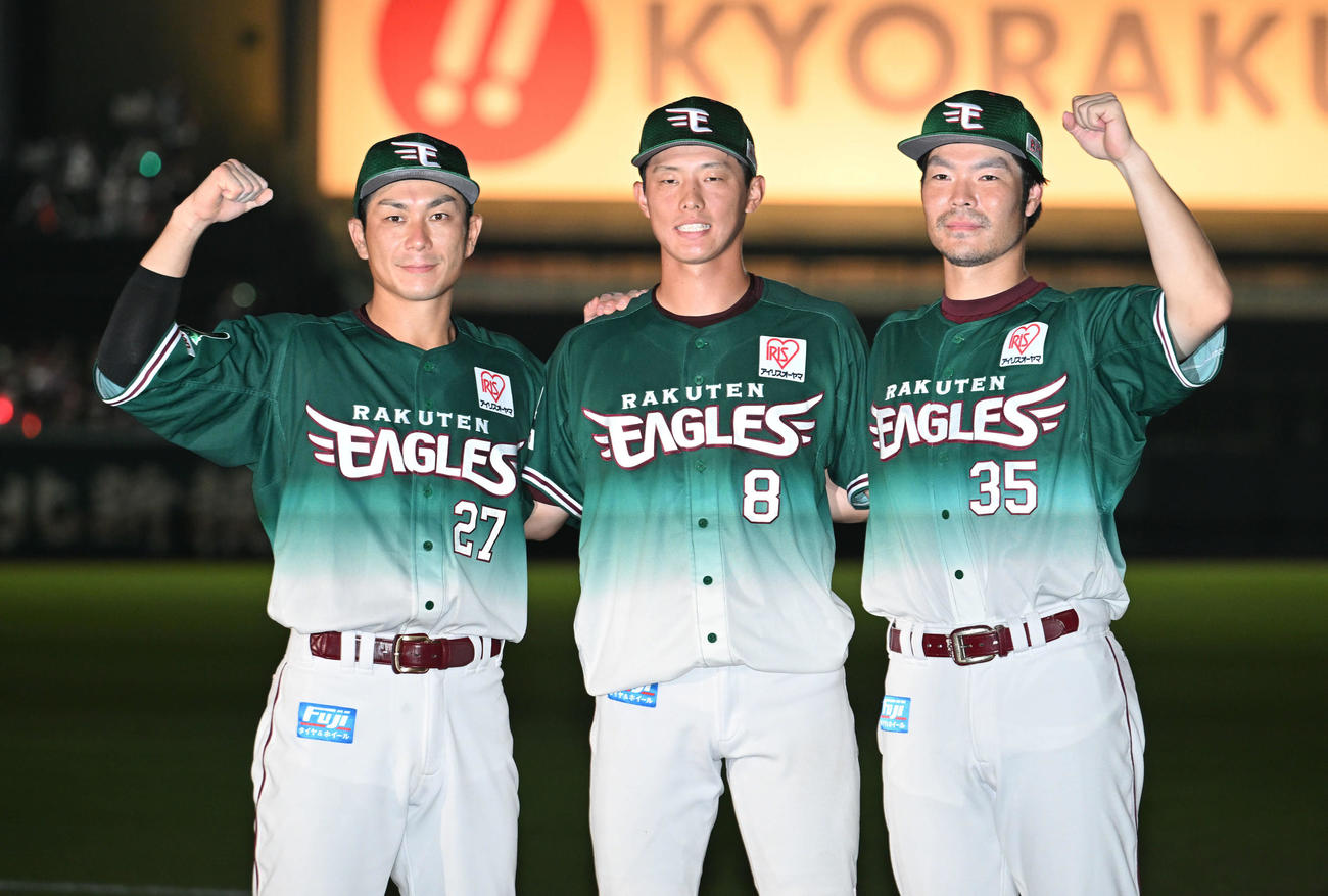 楽天対日本ハム　ヒーローインタビューを終えポーズを決める楽天の、左から岡島、辰己、島内（撮影・滝沢徹郎）
