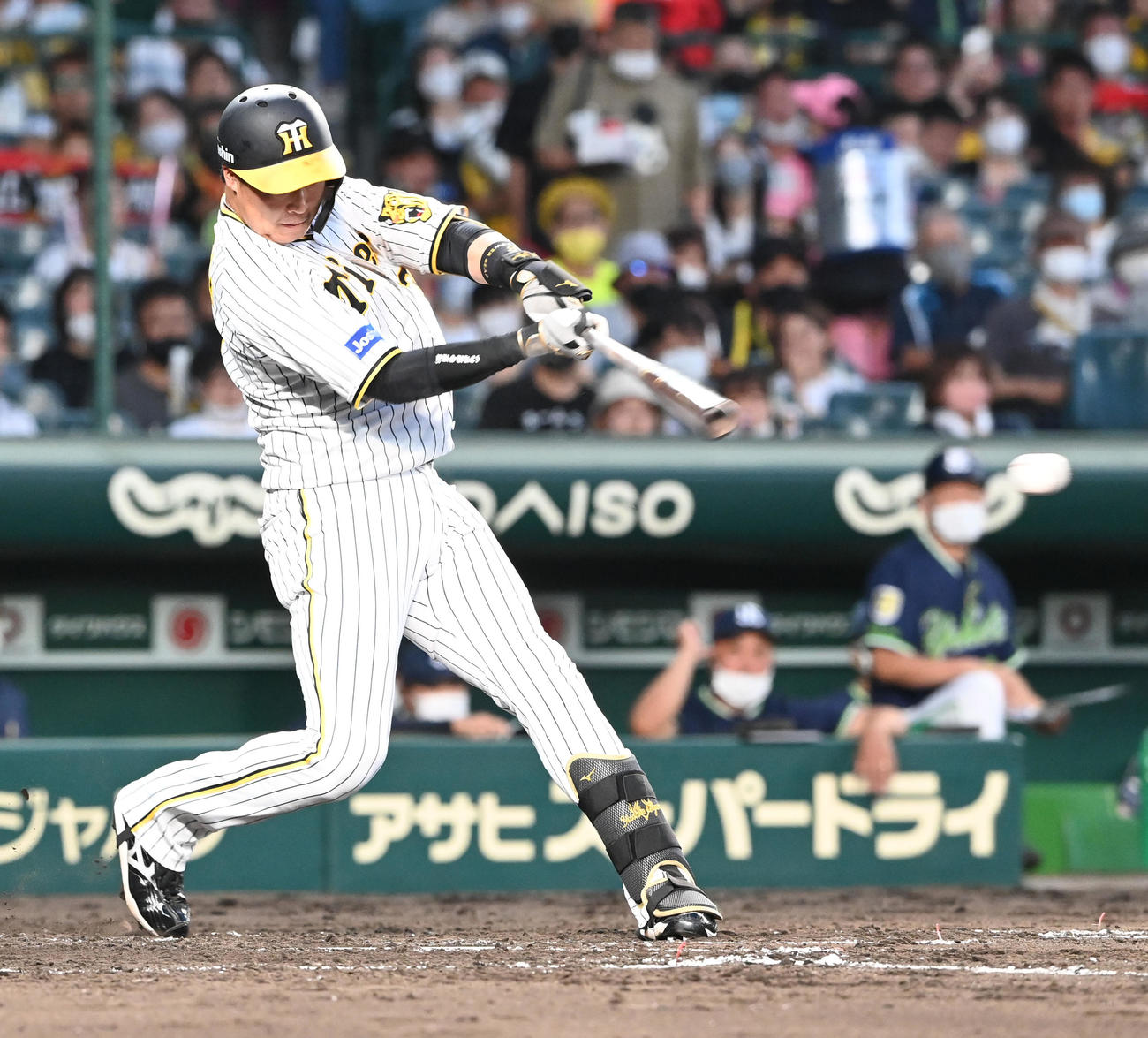 阪神対ヤクルト　4回裏阪神無死一、三塁、大山は先制の右前適時打を放つ（撮影・前岡正明）