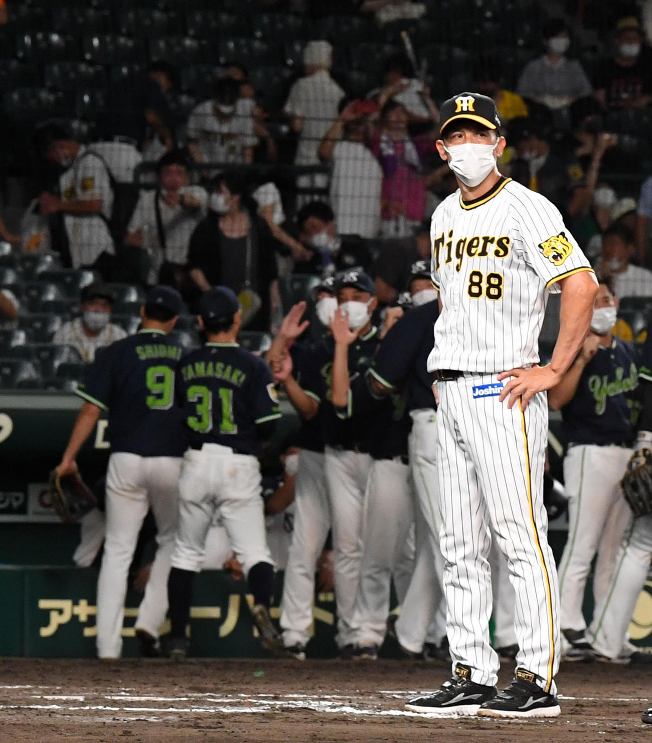 阪神対ヤクルト　ヤクルトに逆転負け、がっくりと整列する矢野監督（撮影・前岡正明）