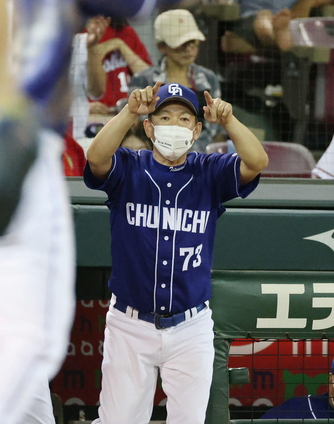 広島対中日　7回表中日2死満塁、土田龍空の勝ち越しの投前適時打でレビーラも本塁を狙うもアウト。リクエストする立浪監督（撮影・加藤孝規）