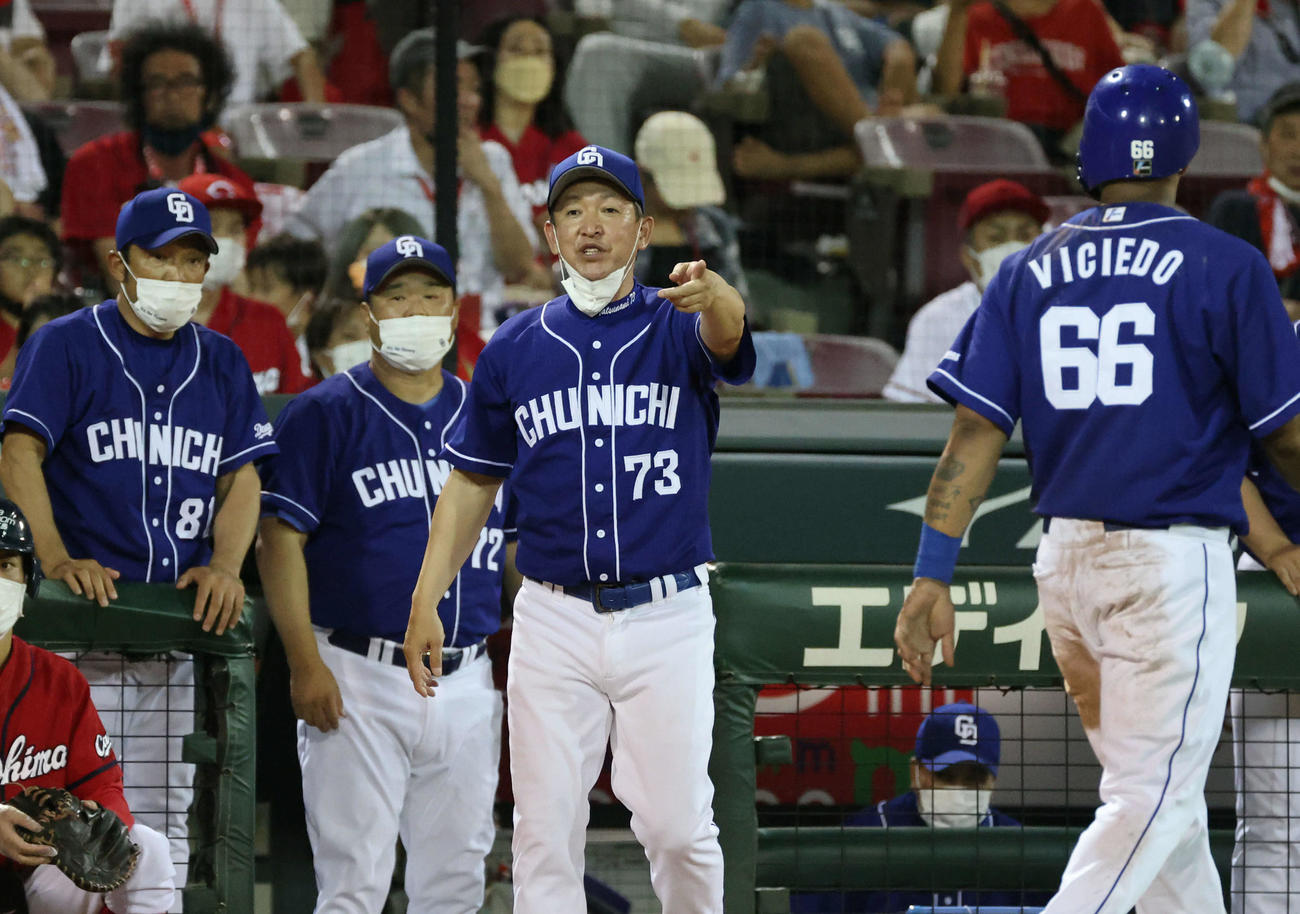 広島対中日　7回表中日2死満塁、土田龍空の勝ち越しの投前適時打でレビーラも本塁を狙うもアウト。リクエストする立浪監督（中央）（撮影・加藤孝規）
