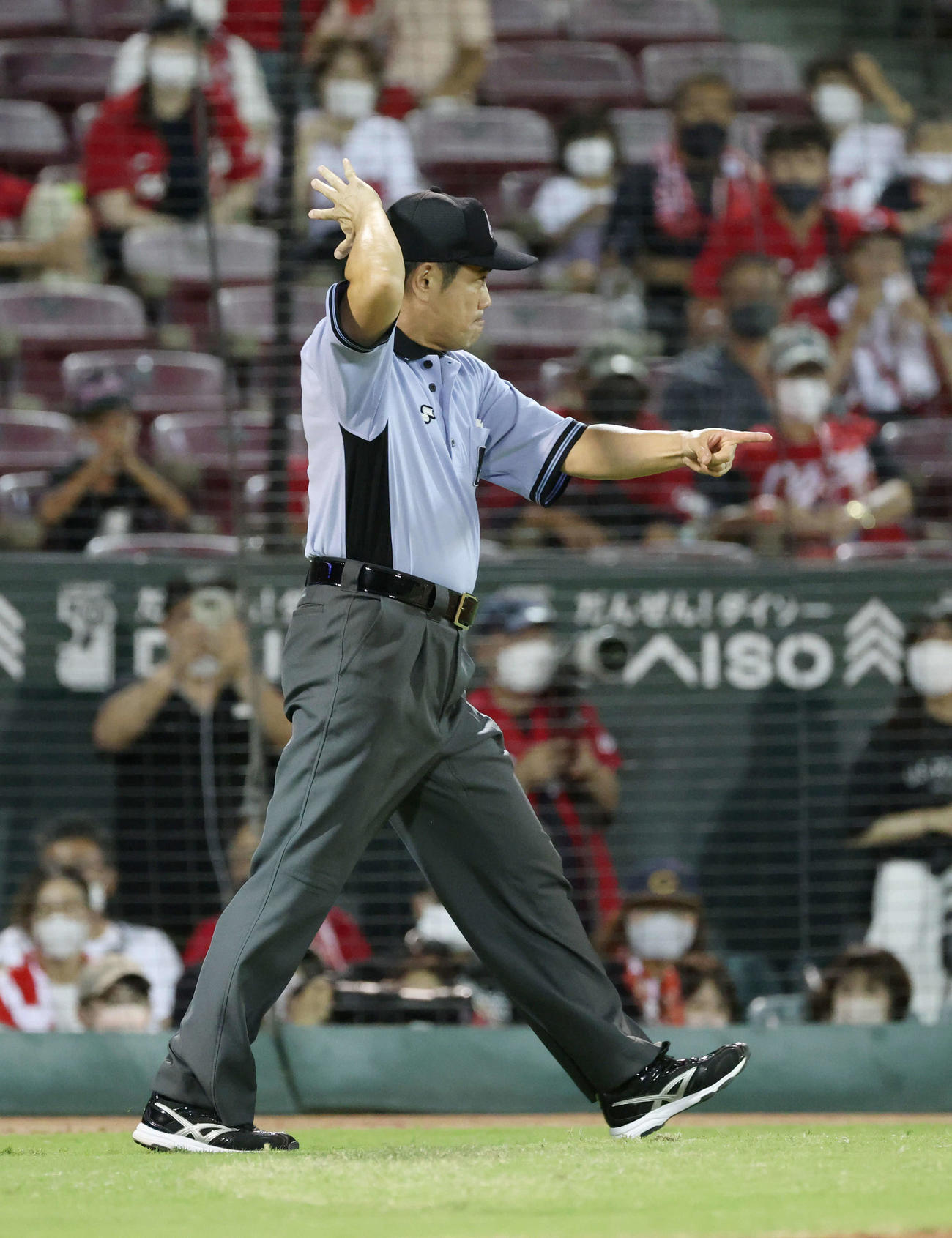 広島対中日　7回表中日2死満塁、土田龍空の勝ち越しの投前適時打でレビーラも本塁を狙うもアウト。立浪監督がリクエストするもアウトの判定（撮影・加藤孝規）