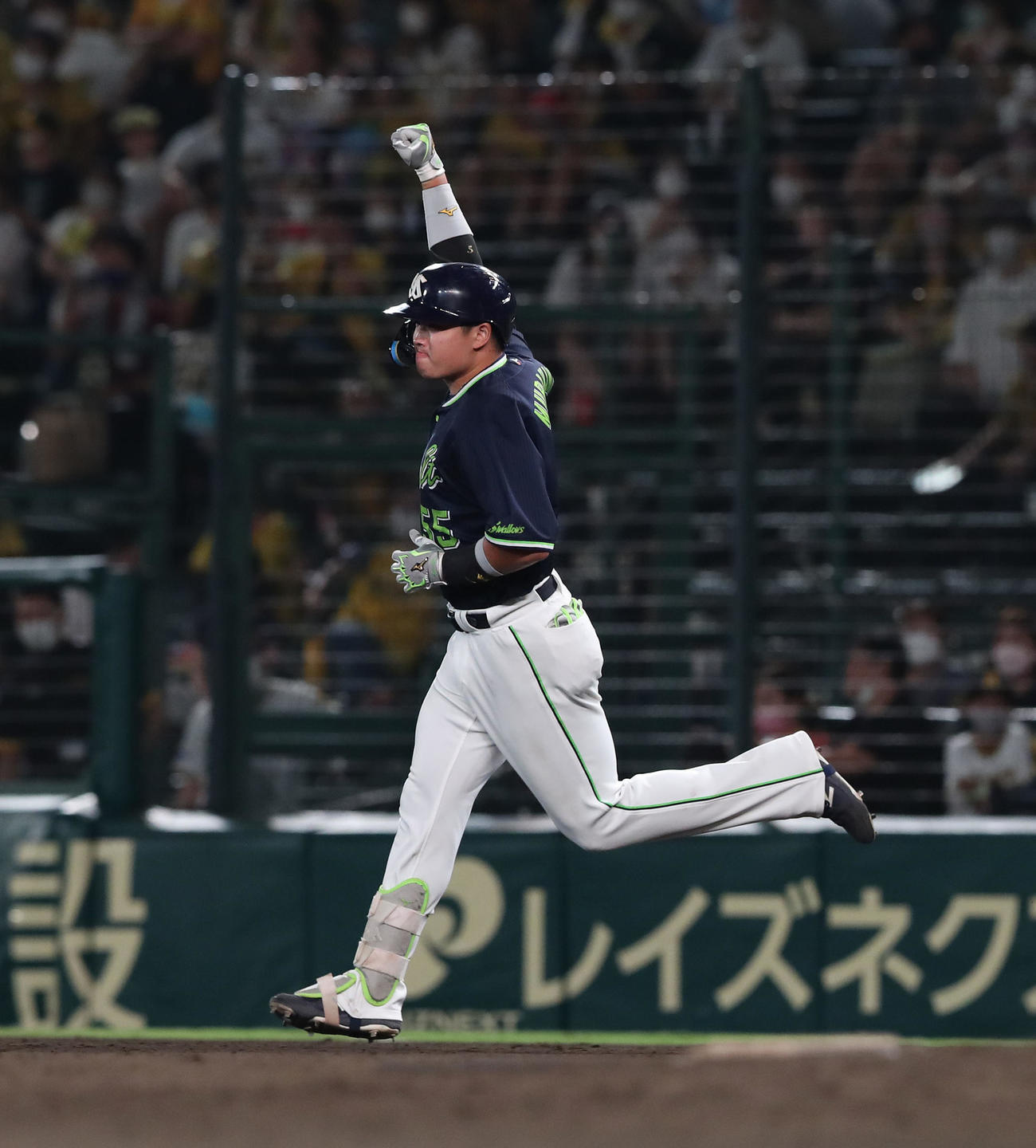 阪神対ヤクルト　11回表ヤクルト2死一塁、村上は3打席連続の左越え2点本塁打を放ち力強くガッツポーズする（撮影・白石智彦）