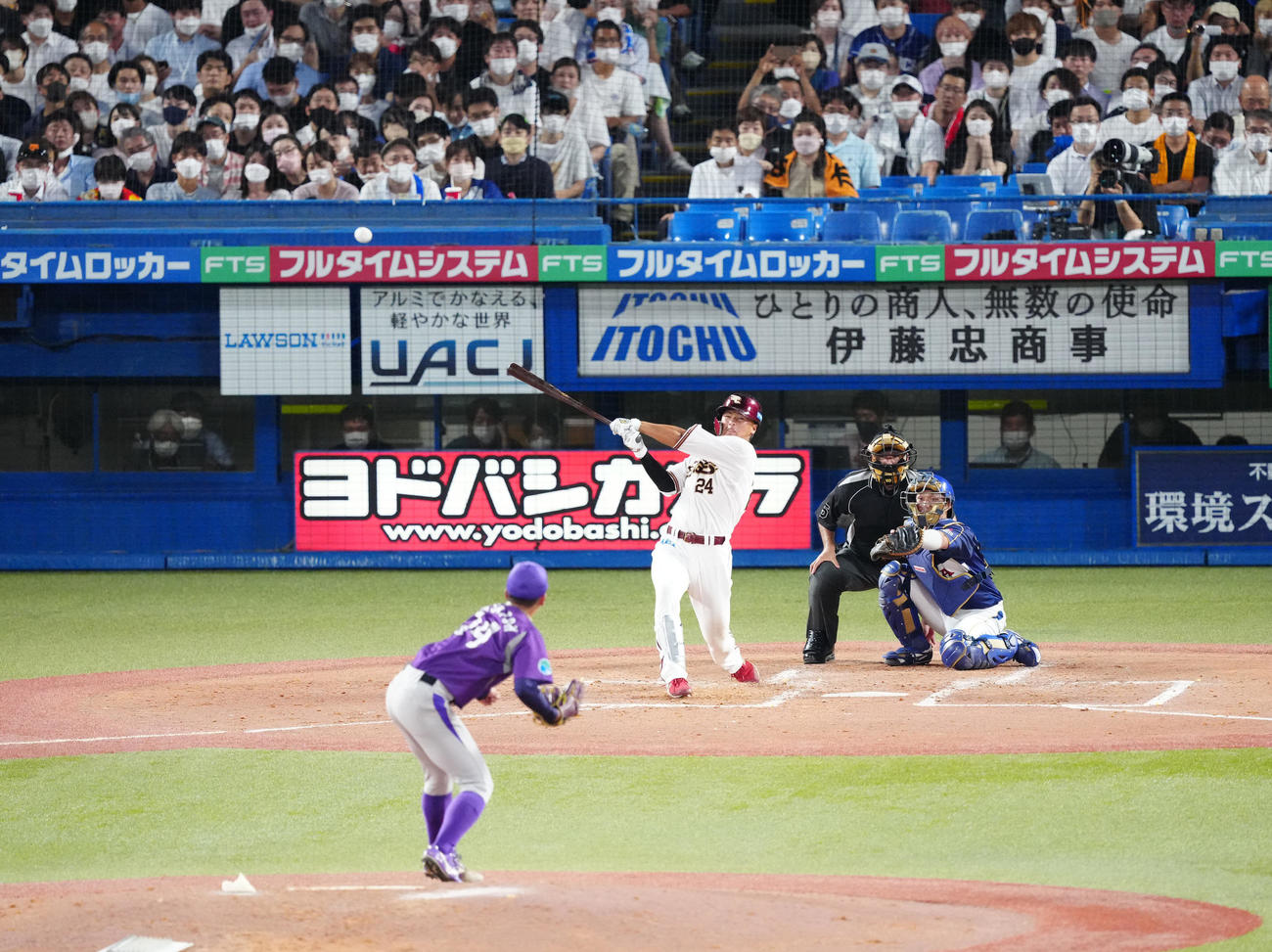 U23NPB選抜対大学・社会人選抜　3回裏U23NPB選抜2死一、三塁、2点適時二塁打を放つ黒川。投手佐藤（撮影・江口和貴）