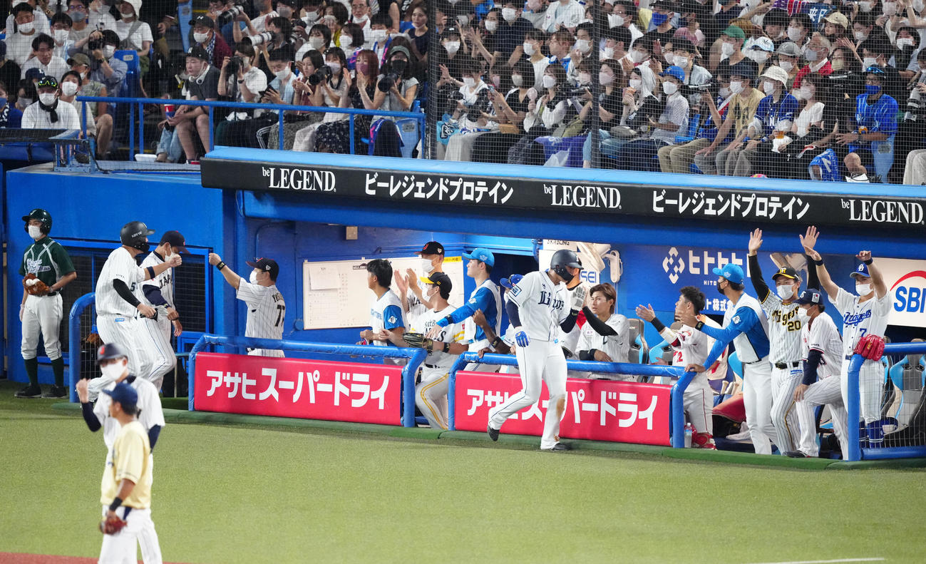 U23NPB選抜対大学・社会人選抜　3回裏U23NPB選抜2死一、三塁、黒川が2点適時二塁打を放ち、ベンチで盛り上がる選手たち（撮影・江口和貴）