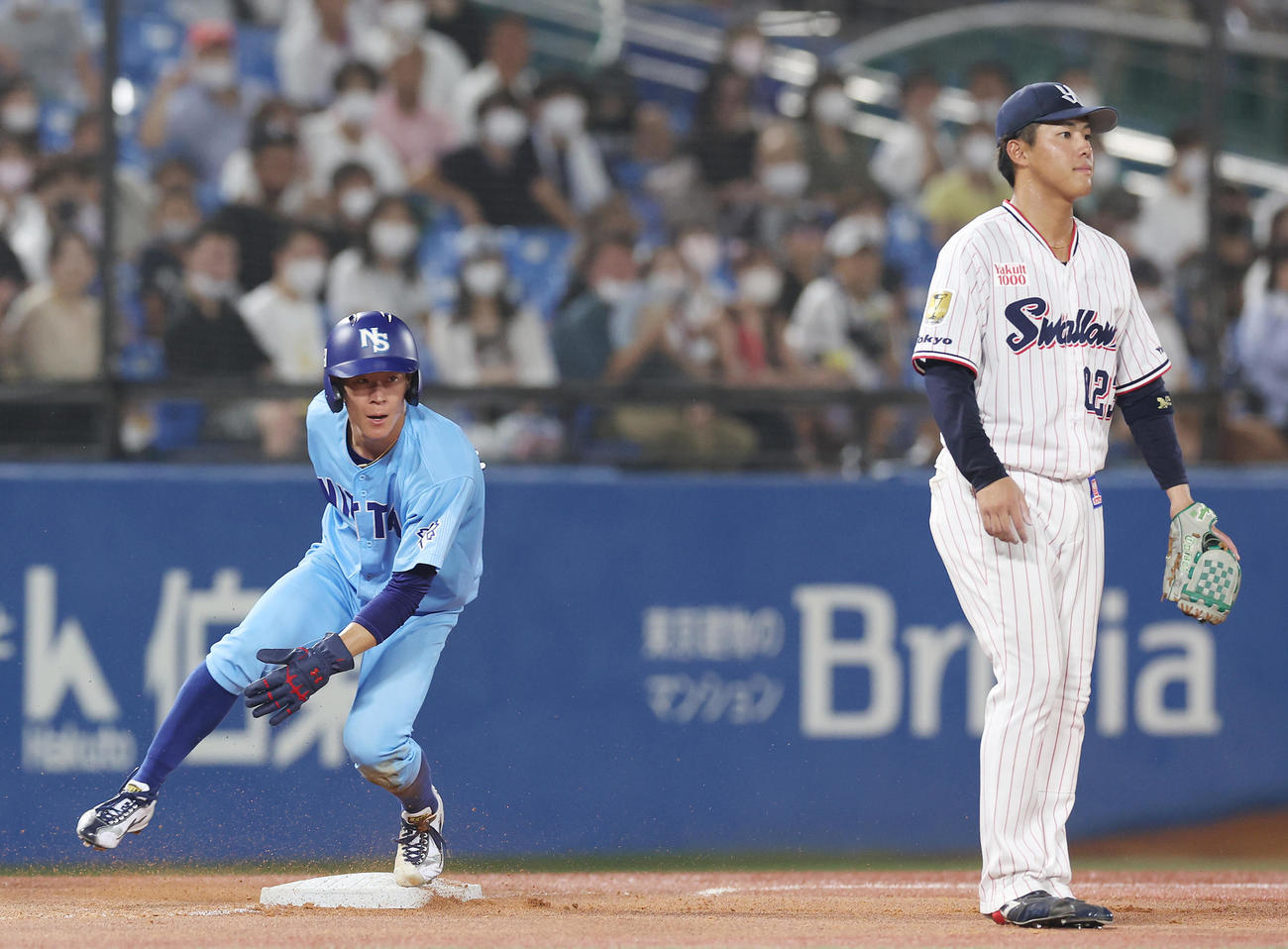 U23NPB選抜対大学・社会人選抜　8回表大学・社会人選抜1死一塁、小川の安打で一気に三塁へ進む矢沢（左）。三塁手赤羽（撮影・垰建太）