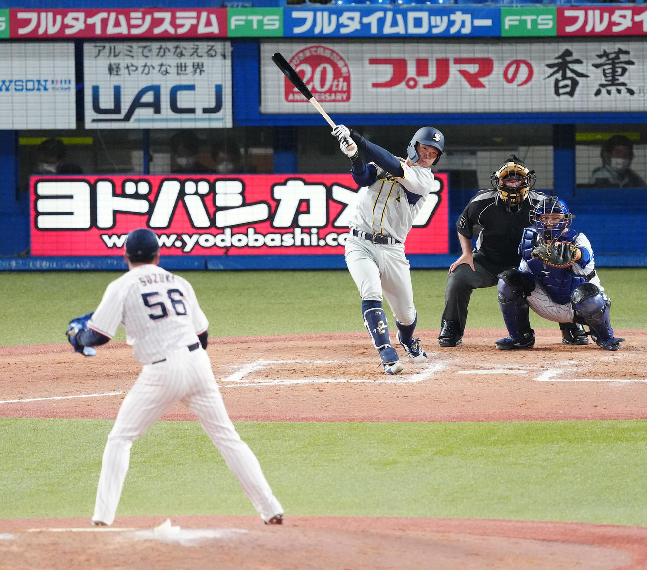 U23NPB選抜対大学・社会人選抜　8回表大学・社会人選抜1死満塁、適時打を放つ城野。投手鈴木（撮影・江口和貴）