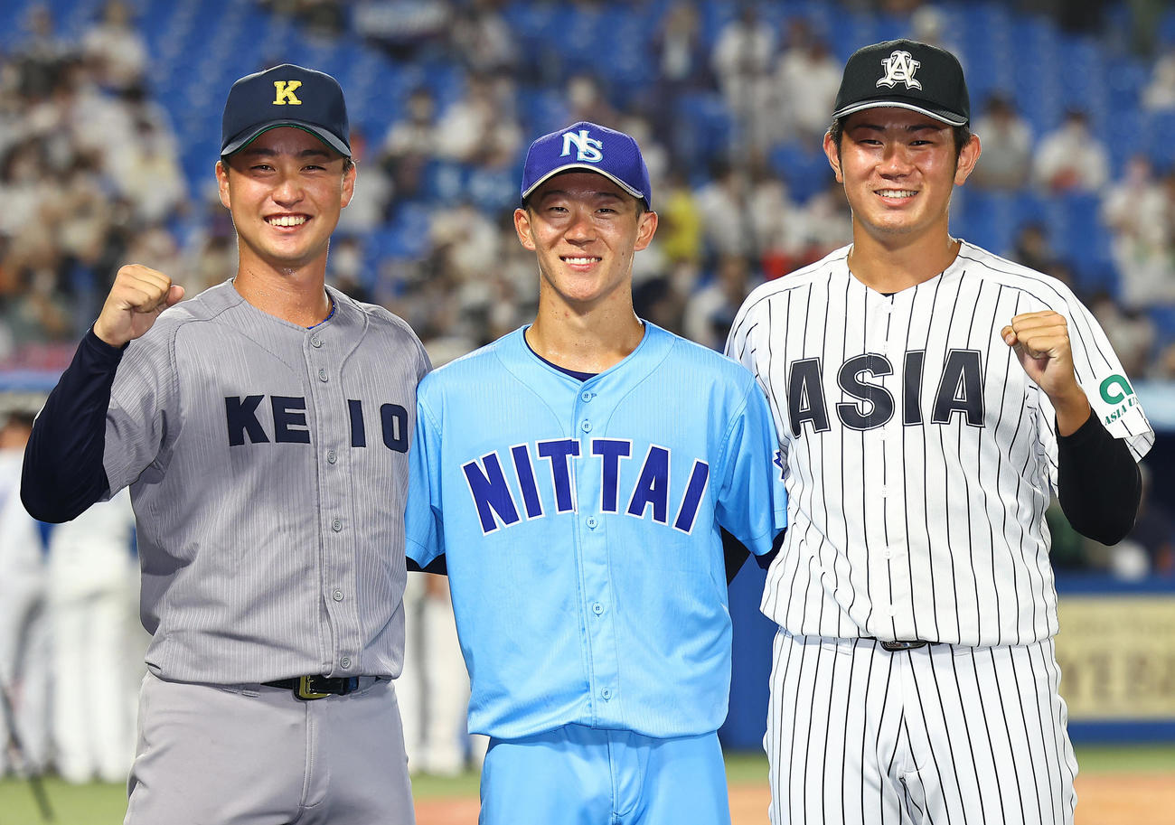 U23NPB選抜対大学・社会人選抜　試合後笑顔で写真に納まる矢沢（中央）、青山（右）、橋本（撮影・垰建太）