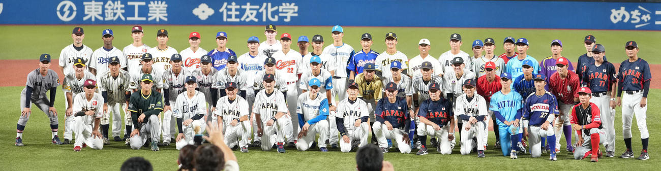 U23NPB選抜対大学・社会人選抜　試合後、一緒に記念撮影する両チーム（撮影・鈴木みどり）