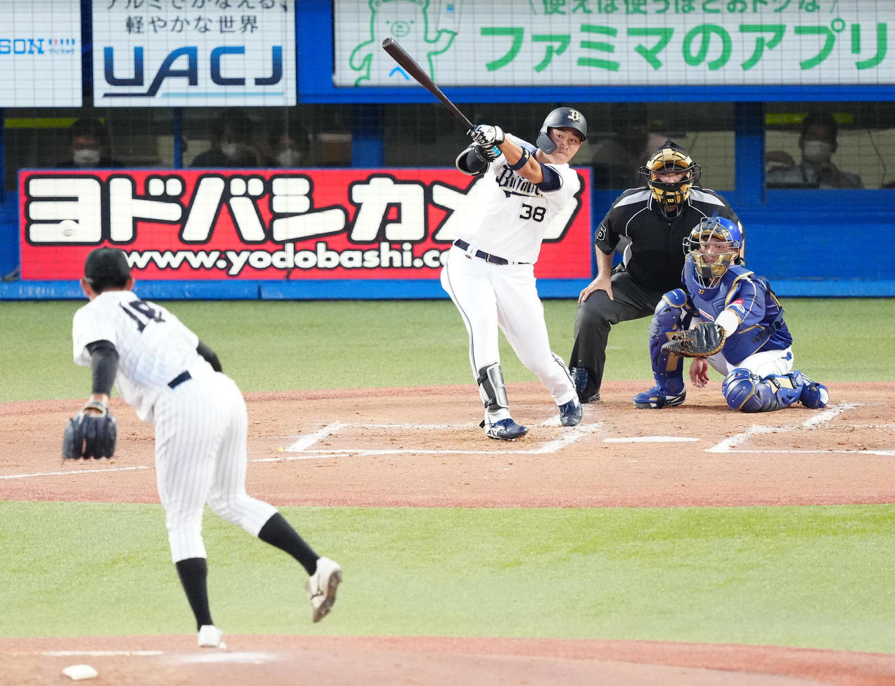 U23NPB選抜対大学・社会人選抜　2回裏U23NPB選抜無死一、二塁、右前打を放つ来田。投手青山（撮影・江口和貴）