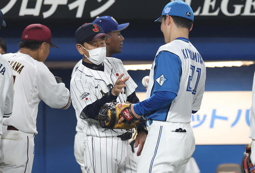 U23NPB選抜対大学・社会人選抜　勝利し清宮から勝利球を受け取るU23NPB選抜栗山監督（左から2人目）（撮影・垰建太）